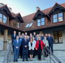 zdjęcie radnych Kadencji 1998 - 2022 oraz 2024-2029 z Burmistrzem Brzeszcz